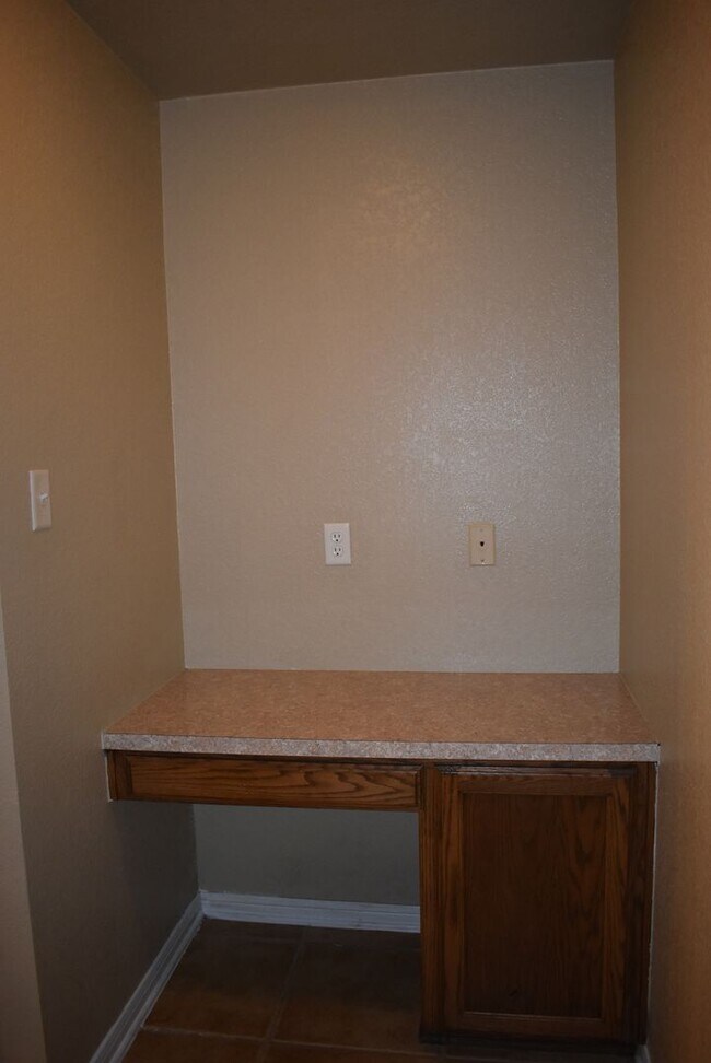 Building Photo - 1600 Nicholas Cir