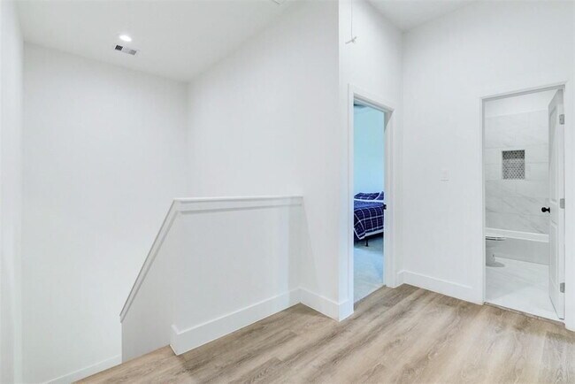 Building Photo - "Charming 3-Bed Oasis with 2.5 Baths & 1,707 Sq Ft in Houston's Heart!"