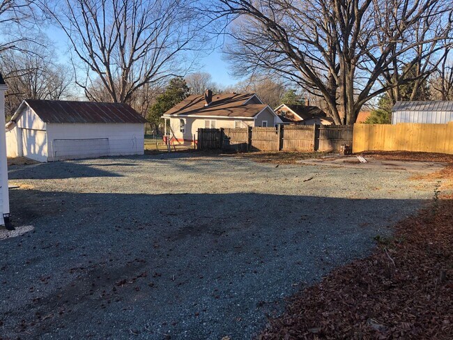 Building Photo - Four bedroom, 2 bath house in Burlington