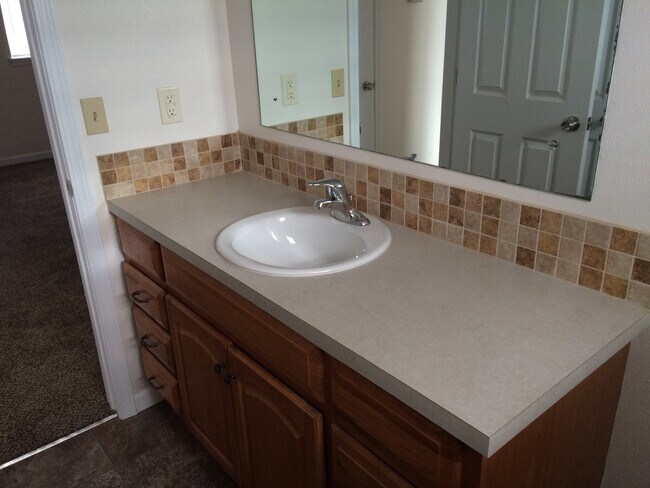 Building Photo - Duplex for Rent w/ WSG!