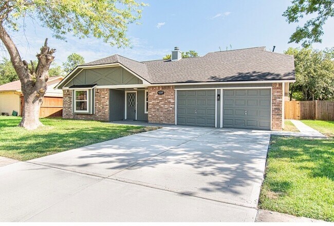 Building Photo - 15707 Amapola Dr