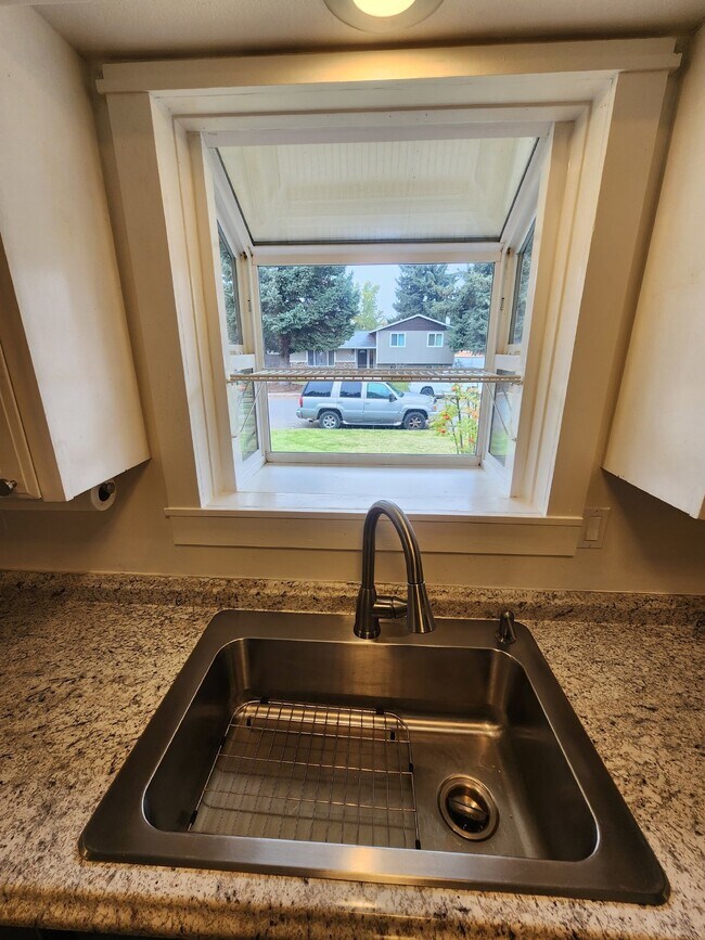 Building Photo - Very Large 3BR, 3BTH, Full Basement, Near Black Bay Park in Post Falls