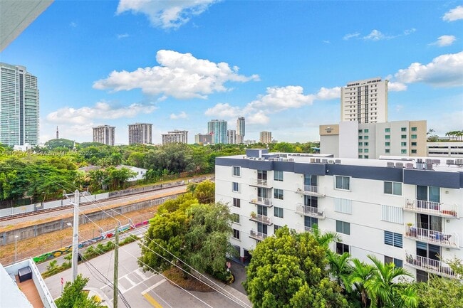 Building Photo - 1600 SW 1st Ave