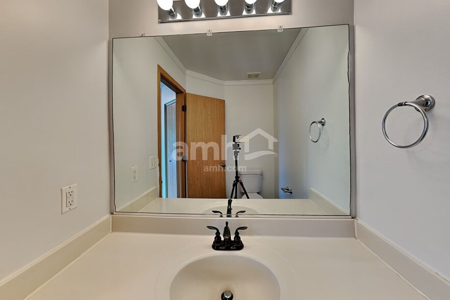 Building Photo - 14233 S Hillsdale Ct