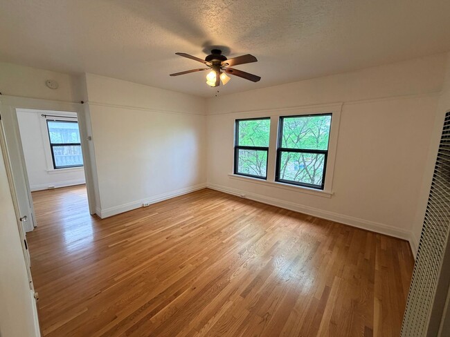 Building Photo - One Bedroom Second Floor Unit Ladd's Addition/Hawthorne District