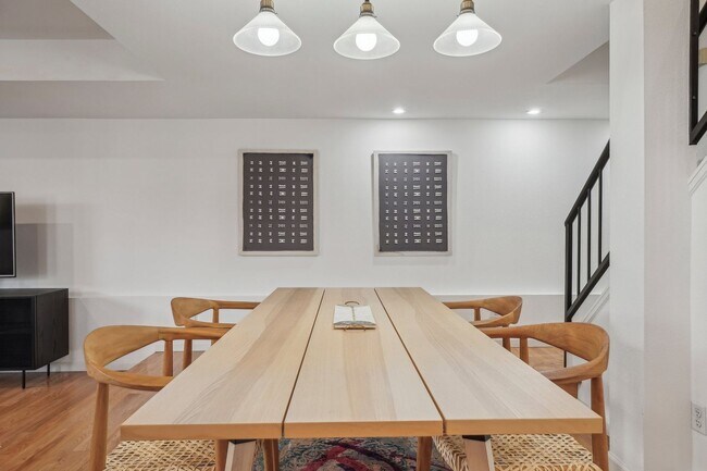Building Photo - HALF MONTH RENT FREE!!!! GORGEOUS Brick To...
