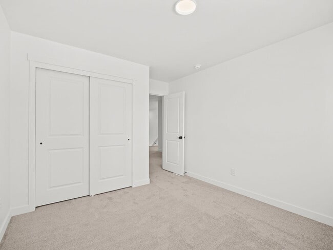 Building Photo - Beautiful 3-bedroom, 2.5-bath townhome