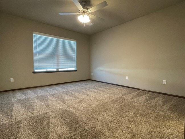 Building Photo - 2033 Sara Vista Dr