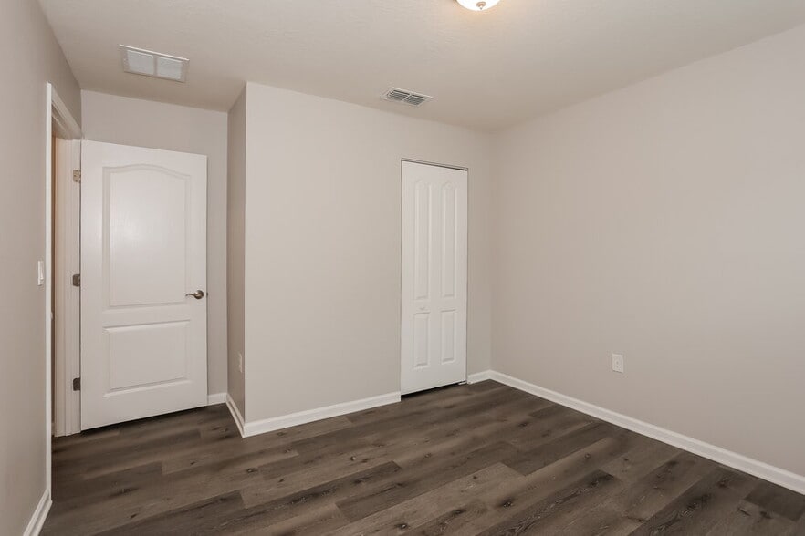 Building Photo - 1981 April Oaks Dr