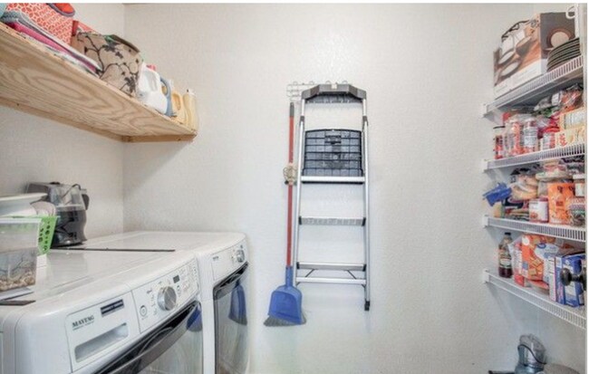 Building Photo - 3 Bed  1/2  Bath  with Large Yard