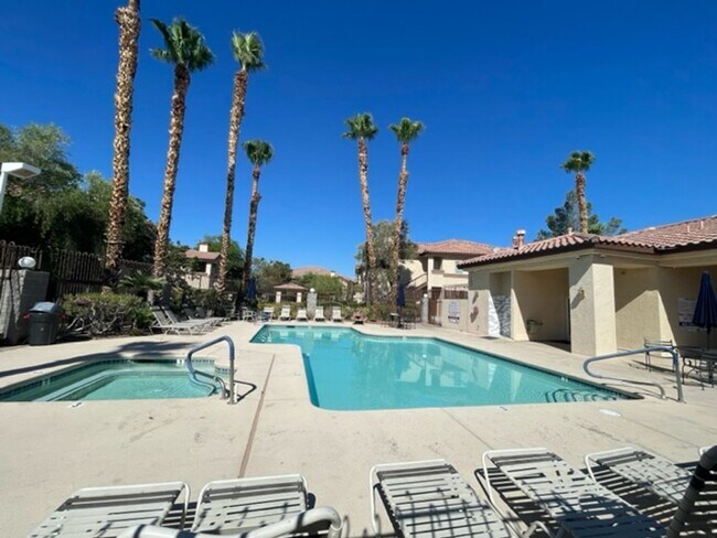 Building Photo - GREAT GATED COMMUNITY 2 BEDROOM -2 BATH -L...