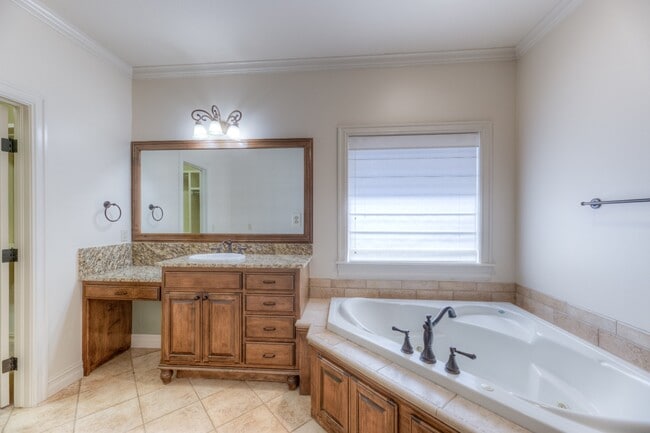 Building Photo - 11841 S Pittsburg Ave