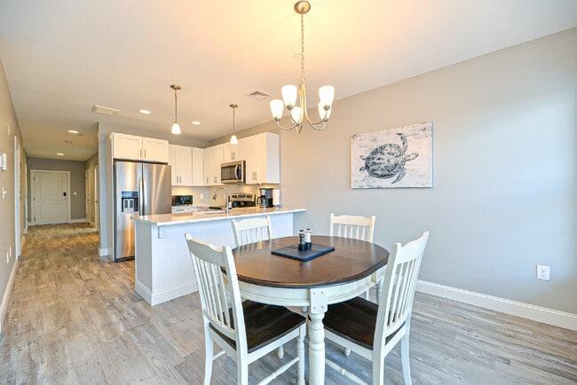 Building Photo - WINTER RENTAL Gorgeous 2 bedroom very spacious condo at the Riviera