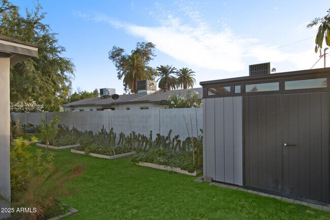 Building Photo - 1702 W Glenrosa Ave