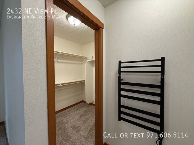 Building Photo - 2432 NE View Pl