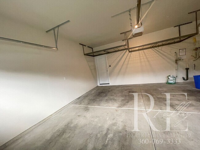 Building Photo - Spacious 4 Bedroom In Prime Location!