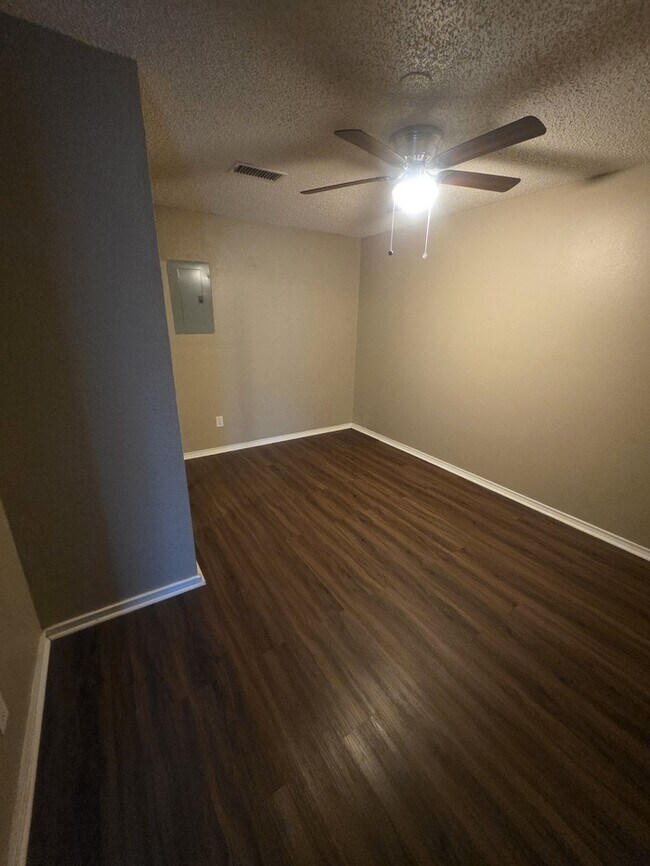 Building Photo - 4 bed 2 bath home