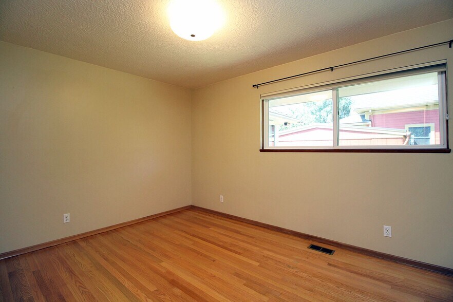 Building Photo - 4118-4118 SE Yamhill St