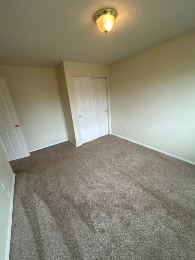 Building Photo - Beautiful 3 Bedroom 2 Bath Single Level Ho...