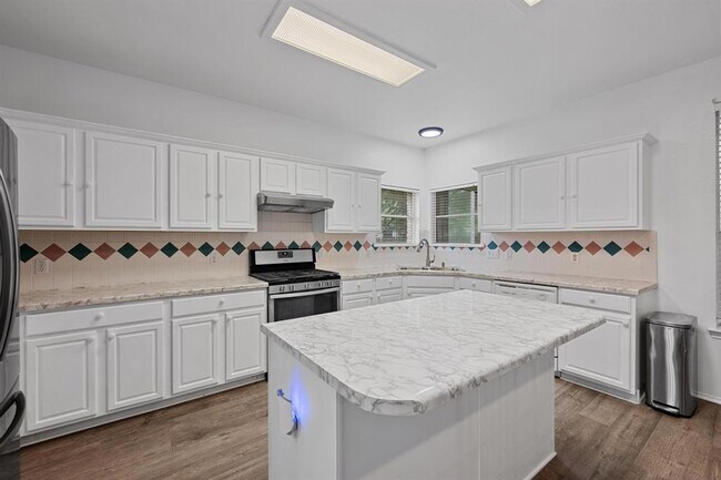 Building Photo - 4433 Chickasaw Ct