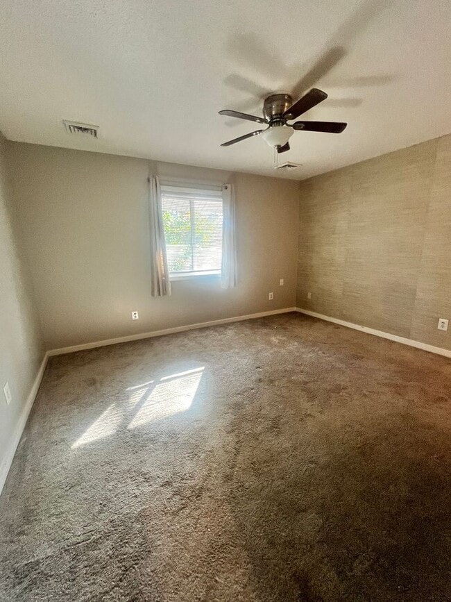 Building Photo - 3 Bedroom 2 Bathroom Duplex