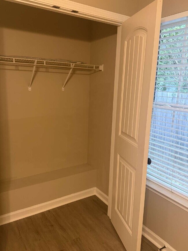 Building Photo - 3BR/2BA — Fenced Yard, Gated Parking, Lawn & Pest Included | Available 7/27