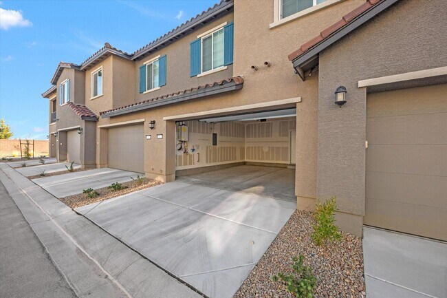 Building Photo - Iron Mountain Townhome with attached garage