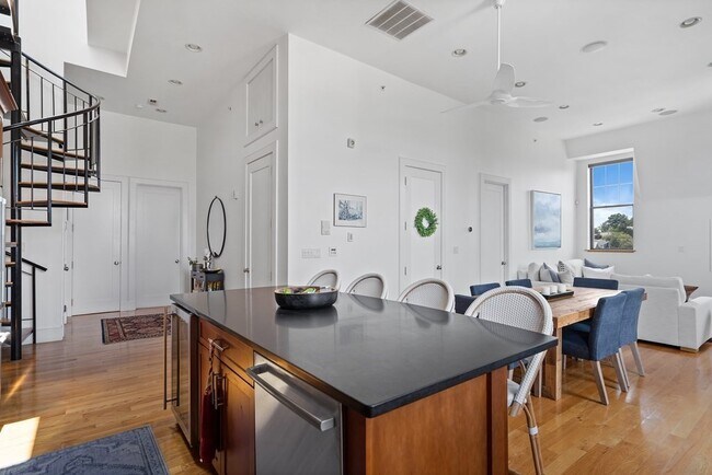 Building Photo - 517 E 6th St