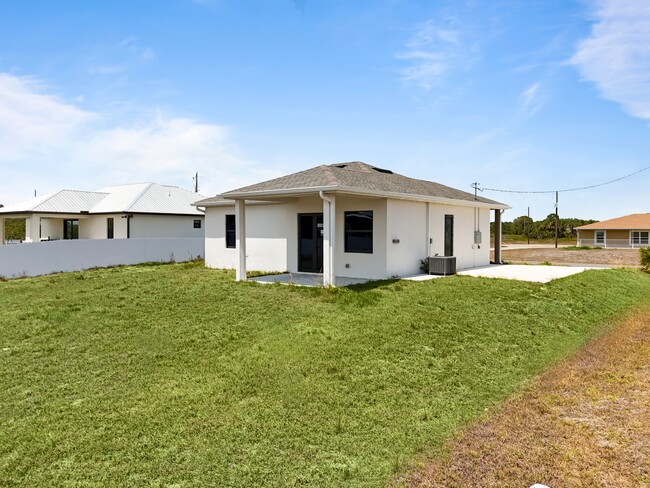 Building Photo - 8014 Mangrove Cir