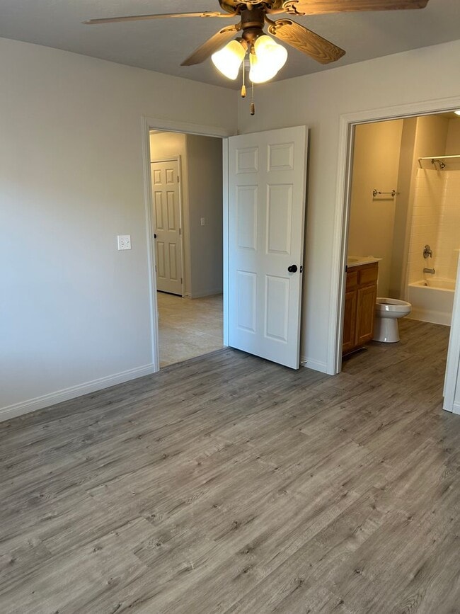 Building Photo - 3 Bedroom, 2 bath home in non HOA