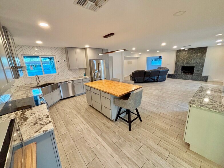 Building Photo - 6059 N 22nd Ave