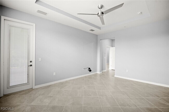 Building Photo - 12000 Santaluz Dr