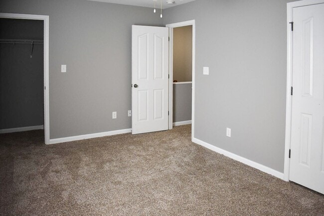 Building Photo - Knoxville 37918 - 2 bedroom 1.5 bath townhouse - call Jean Chung 865-386-1022