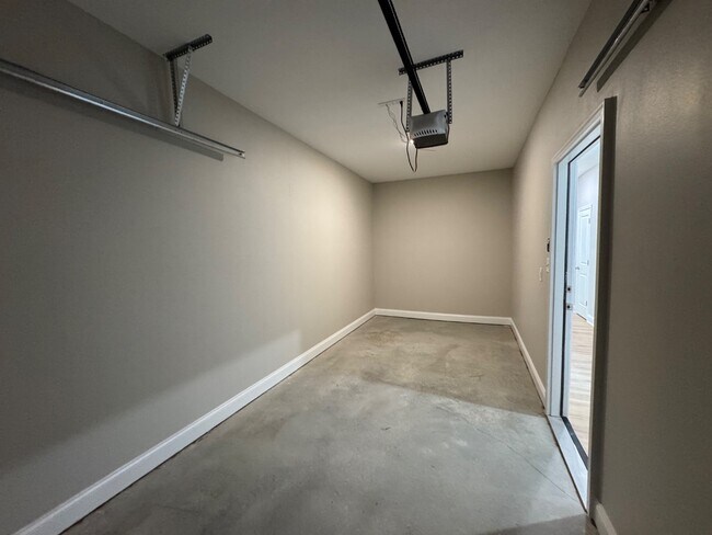 Building Photo - 221 N Elm St