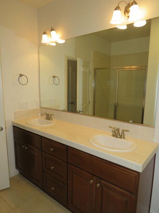 Building Photo - 305 Hampton Dr