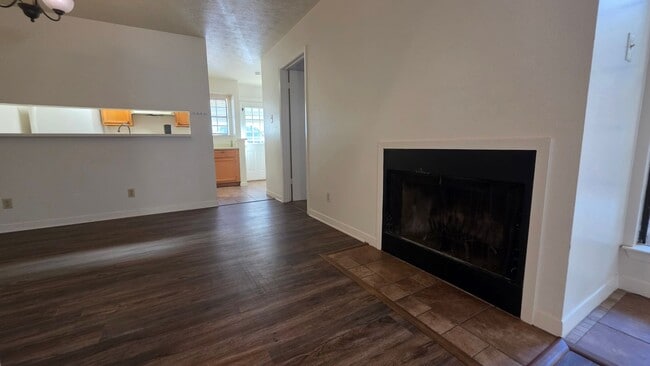 Building Photo - Comfortable 3 bedroom, 2 bath townhome AVA...