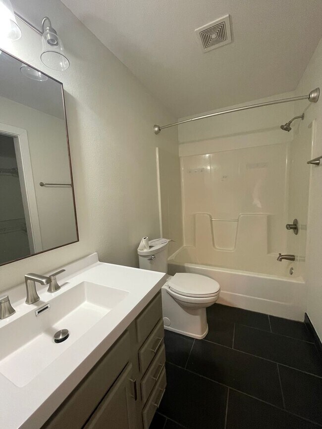 Building Photo - 1009-1011