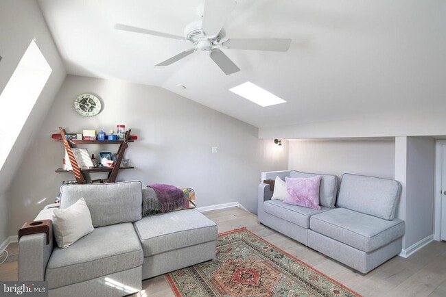 Building Photo - 332 S Alfred St