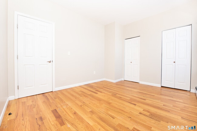 Building Photo - 525 E Main St