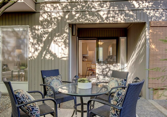 Building Photo - Downtown Bellevue 2 Bedroom 1.5 Bath 2 story Condo