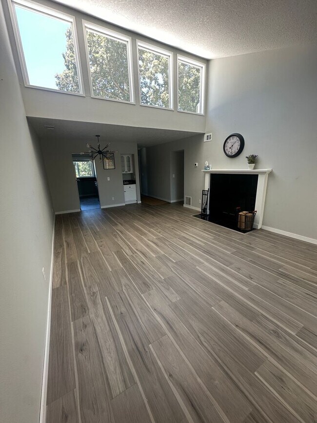Building Photo - Top-Floor Stunner with Views – Fully Remod...