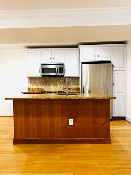 Building Photo - 1663 Newton St NW