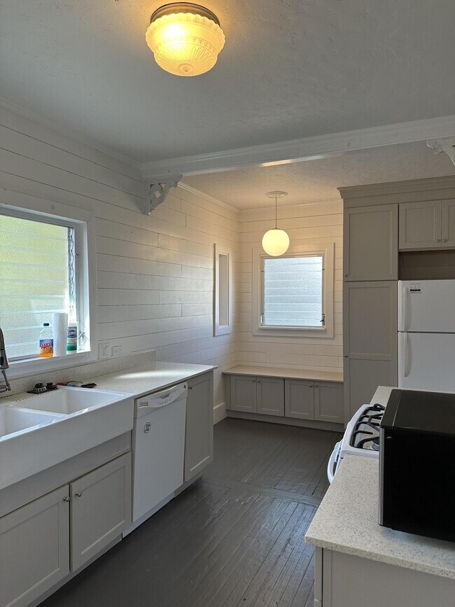 Building Photo - 229 Lakeland Dr