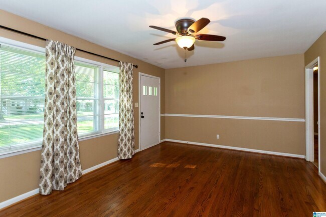 Building Photo - 2050 Pinehurst Dr