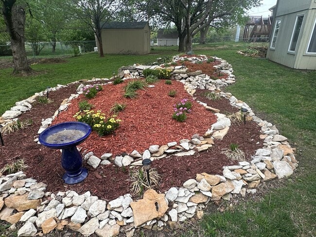 Building Photo - 4 bedroom, 2 1/2 bath