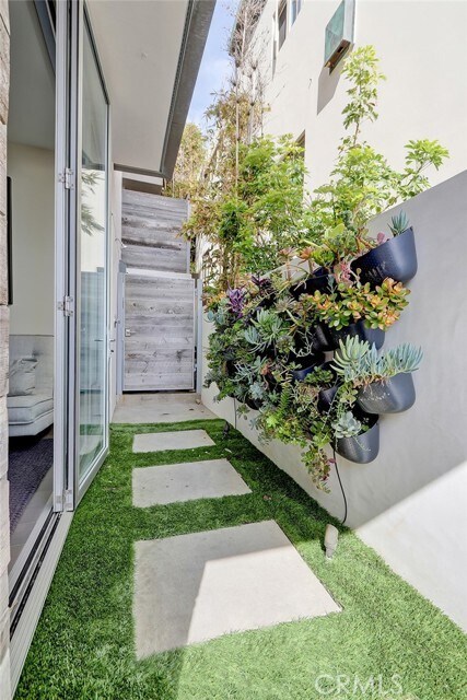 Building Photo - 3208 Ocean Dr