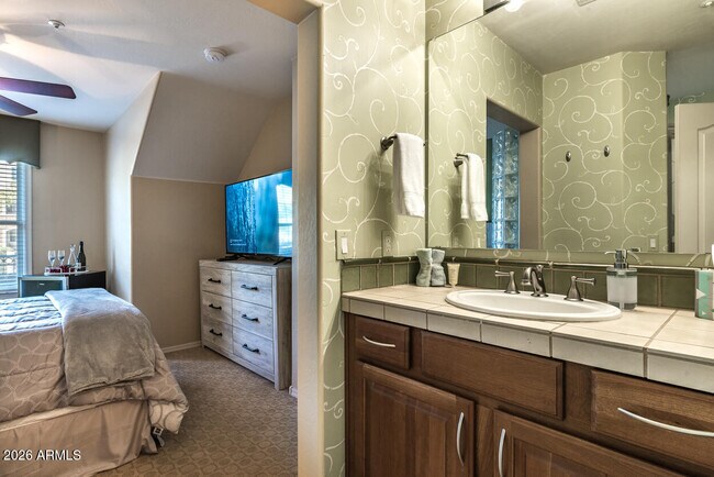 Building Photo - 1664 E Bridgeport Pkwy