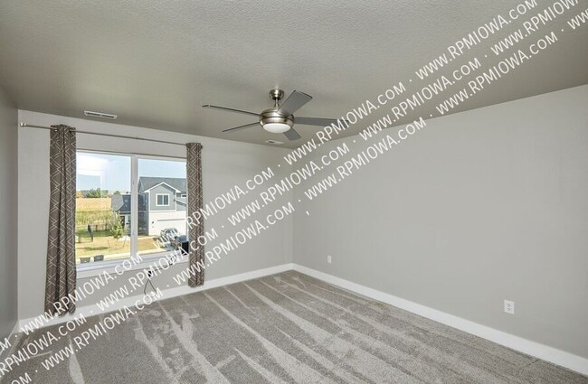 Building Photo - 670 SE Drumlin Dr