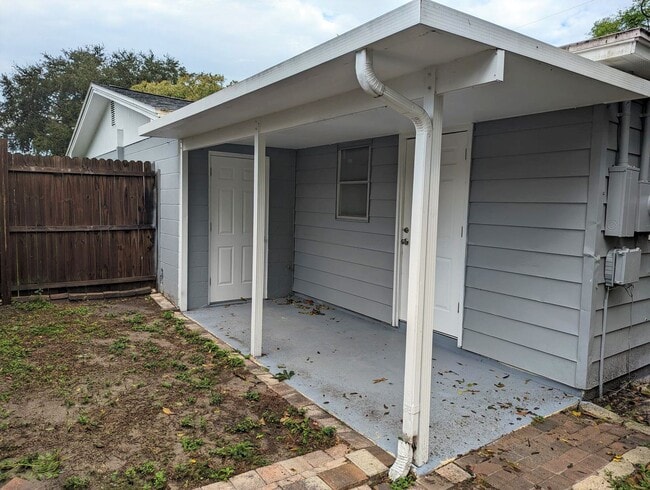 Building Photo - BEAUTIFUL 3/2/1 1020 Sq Ft, UPDATED kitchen & bath, ALL tile floors, LARGE fenced in yard!!