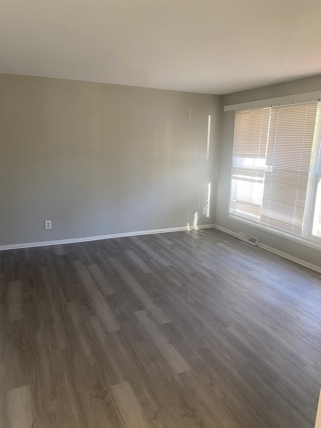 Building Photo - 526 Blendwood Dr